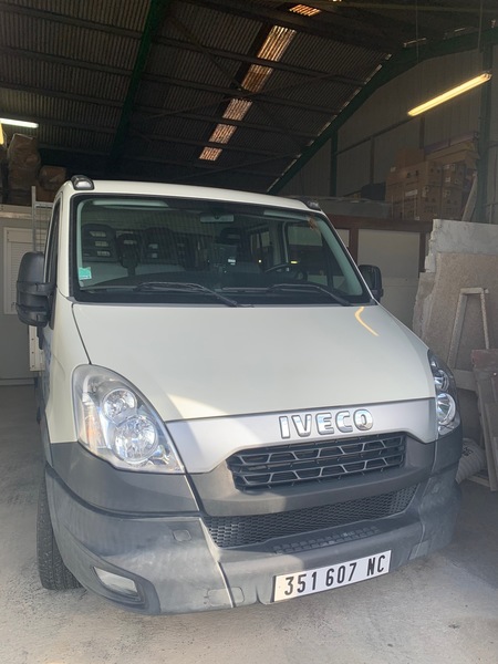 IVECO DAILY 170CH – PLATEAU RIDELLES - véhicule d'occasion à Nouméa