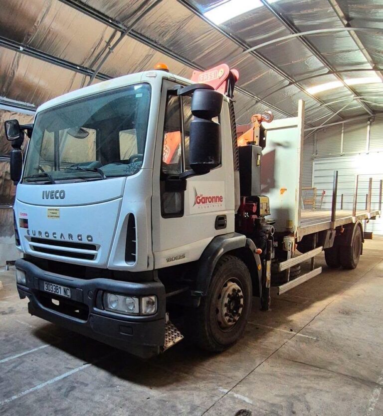 IVECO EUROCARGO 130E25 PLATEAU + GRUE FASSI F130A.21 - véhicule d'occasion à Nouméa