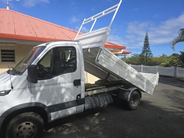 IVECO BENNE BASCULANTE (PERMIS VL) - véhicule d'occasion à Nouméa