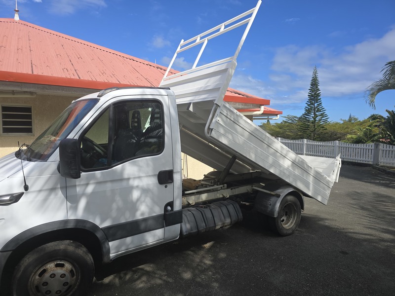 IVECO BENNE BASCULANTE (PERMIS VL) - véhicule d'occasion à Nouméa